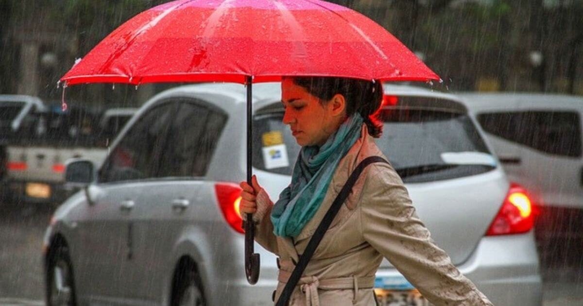 通勤時の雨対策 女性向け 雨の日通勤コーデ